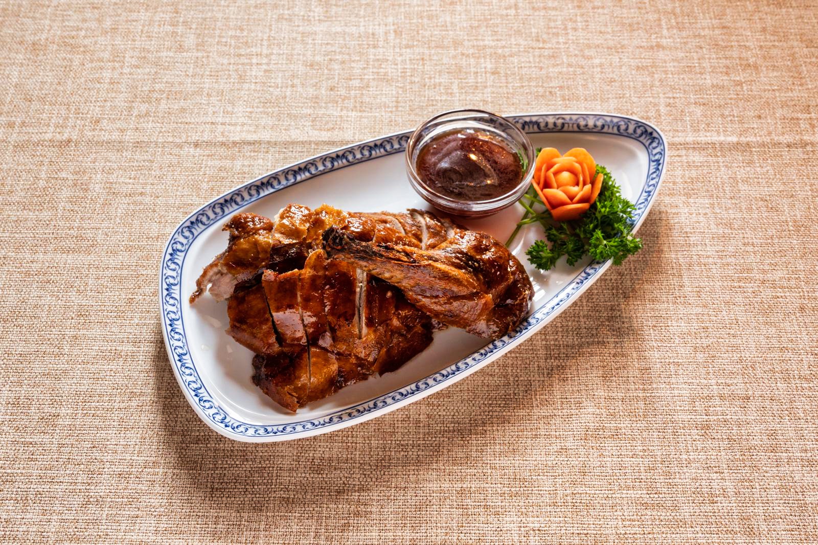 Canard laqué avec crêpes et légumes